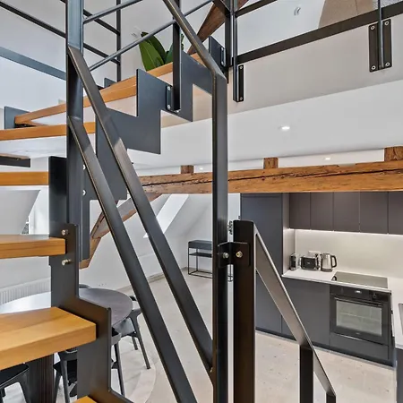 Elegant Clausen With King Bed & Wifi Apartment *