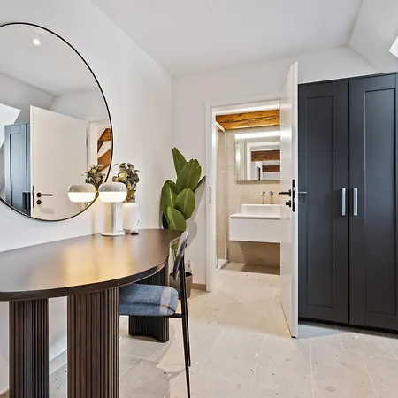 Elegant Clausen With King Bed & Wifi