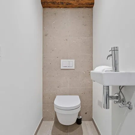 Elegant Clausen With King Bed & Wifi Apartment *