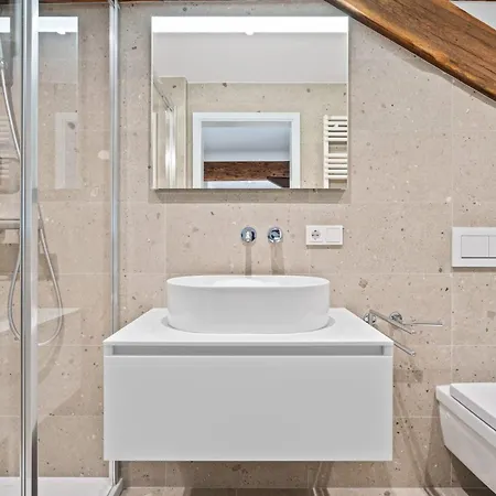 Elegant Clausen With King Bed & Wifi アパート *