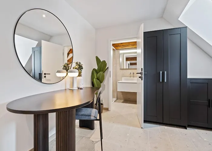 Elegant Clausen With King Bed & Wifi