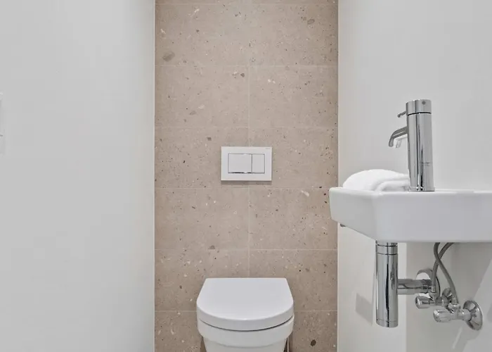 Elegant Clausen With King Bed & Wifi Apartamento *