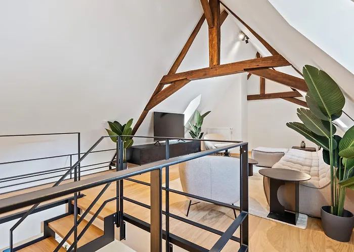 Elegant Clausen With King Bed & Wifi Apartamento