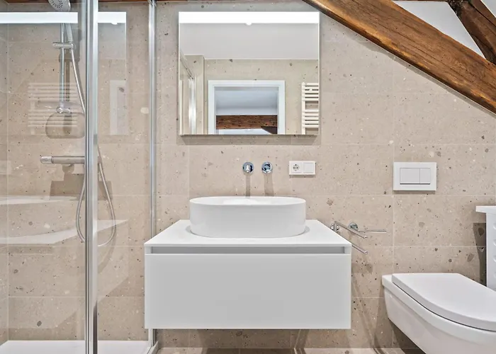 Elegant Clausen With King Bed & Wifi Apartman *