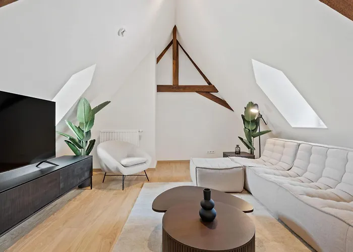 Elegant Clausen With King Bed & Wifi Apartamento