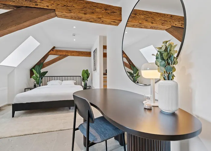 Elegant Clausen With King Bed & Wifi Apartamento