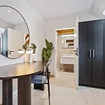 Elegant Clausen With King Bed & Wifi